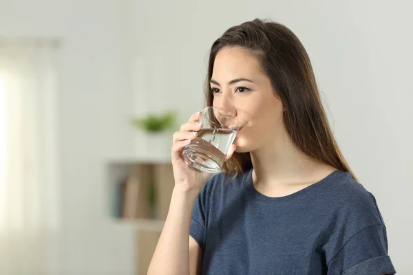 透明なガラスを自宅で水道水を飲む女性 — ストック写真