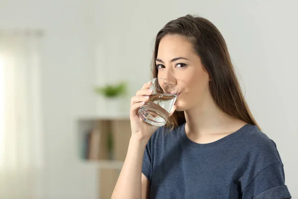 Wanita Minum Air Dalam Gelas Transparan Dan Melihat Anda Rumah — Stok Foto