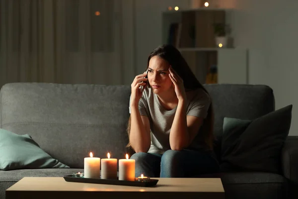 Worried Woman Talking Phone Blackout Sitting Couch Living Room Home — Stock Photo, Image