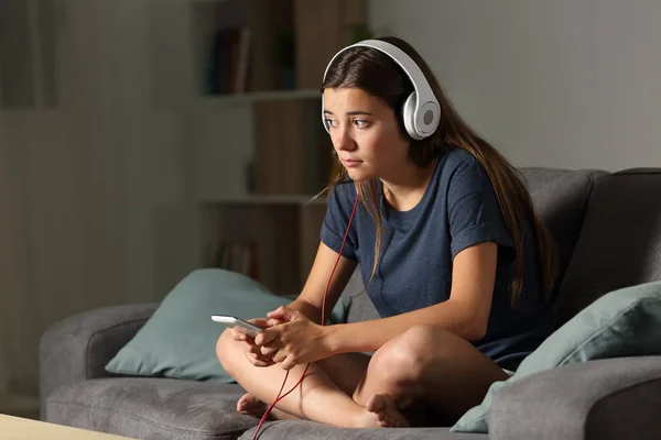 Hela Kroppen Porträtt Ledsen Tonåring Som Lyssnar Musik Ensam Sitter — Stockfoto