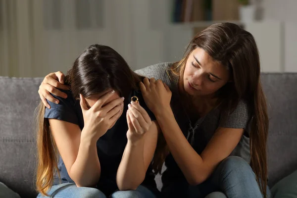 Meisje Troost Haar Gescheiden Vriend Zittend Een Bank Huiskamer — Stockfoto