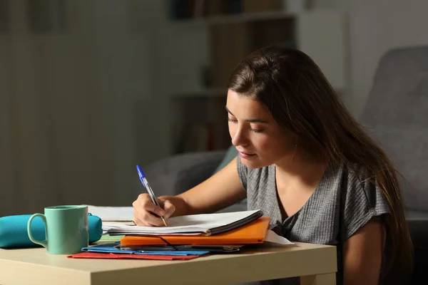 Estudiante Estudioso Haciendo Tareas Hasta Altas Horas Noche Casa —  Fotos de Stock