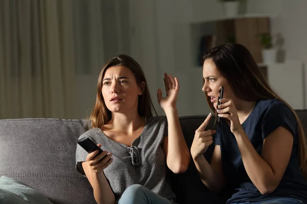 Wanita Pemarah Menunjukkan Telepon Dan Teman Mengabaikan Dia Duduk Sofa — Stok Foto