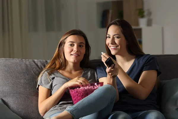 Two Happy Roommates Wathing Night Sitting Couch Living Room Home — Stock Photo, Image