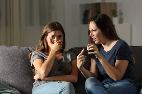 Menina Repreendendo Seu Amigo Triste Sobre Conteúdo Mídia Sentado Sofá — Fotografia de Stock