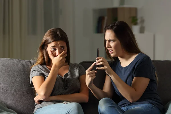 Naštvaná Žena Vyhubování Její Přítel Obsah Telefonu Gauči Obývacím Pokoji — Stock fotografie