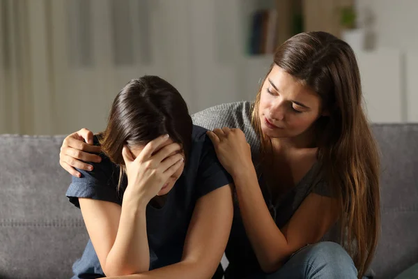 Adolescente Reconfortante Hes Triste Amigo Noche Sentado Sofá Sala Estar — Foto de Stock