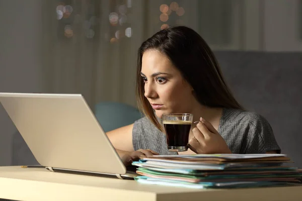 Izgatott Vállalkozó Dolgozik Kemény Késői Órán Tartó Egy Csésze Kávé — Stock Fotó