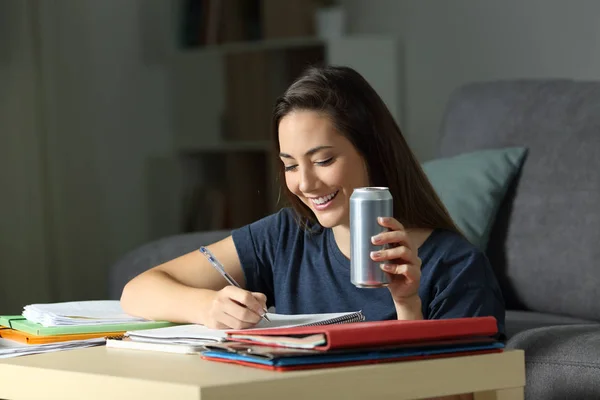 Mulher Feliz Estudando Tarde Horas Segurando Bebida Energética Casa Noite — Fotografia de Stock