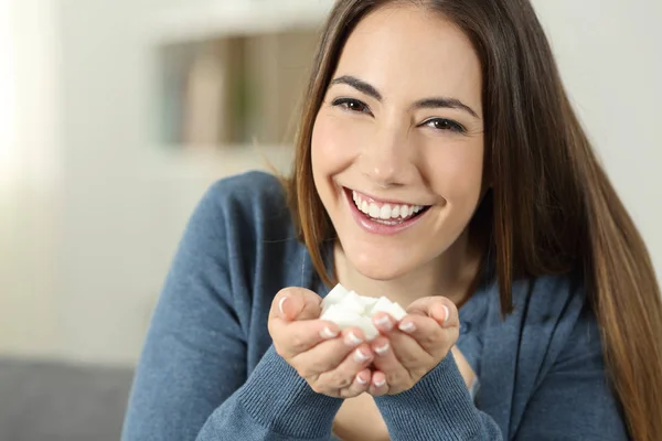 Lycklig Kvinna Visar Sockerbitar Till Kamera Som Sitter Soffa Vardagsrummet — Stockfoto