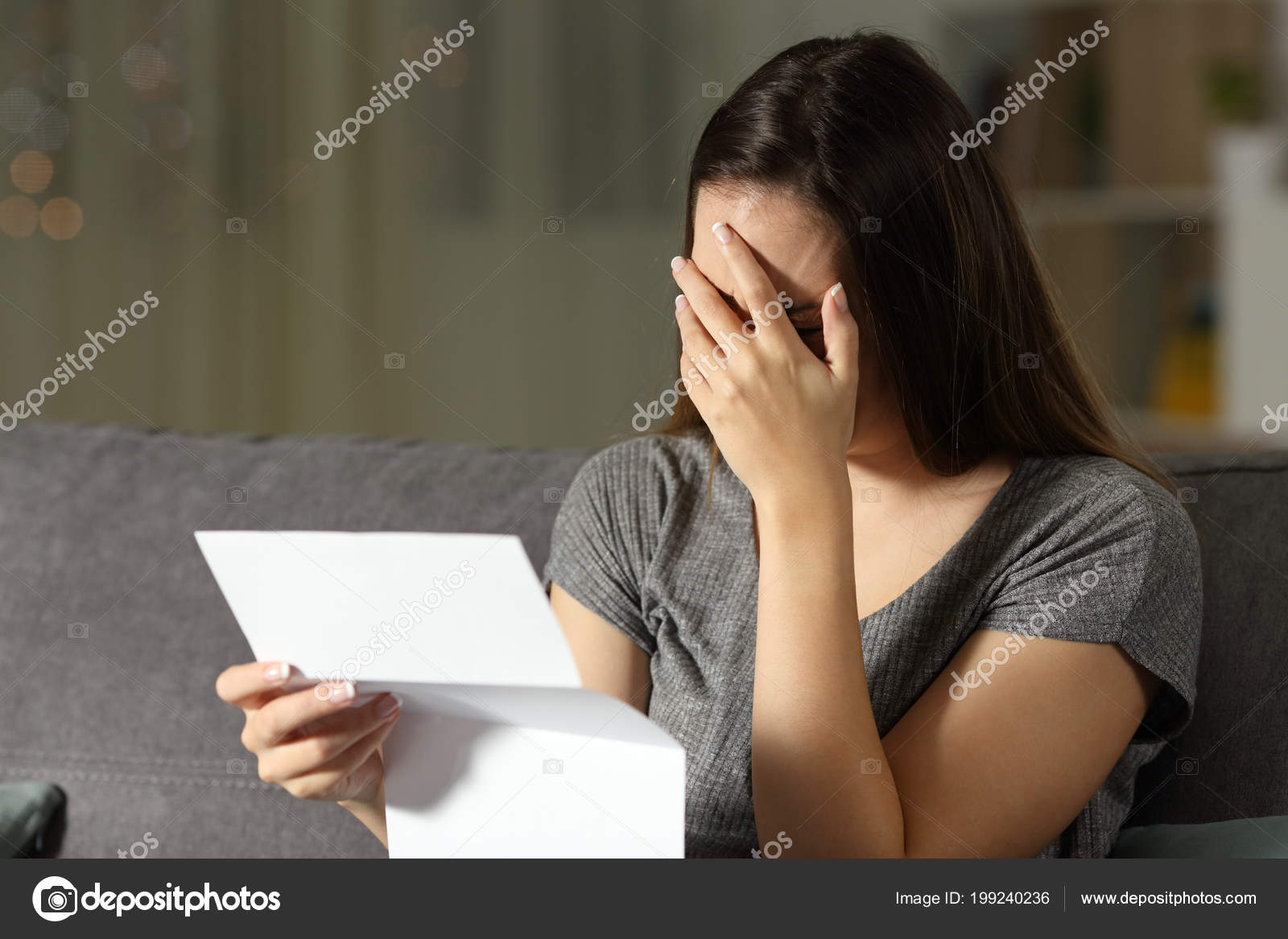 Грустный ребенок. Письмо девушке. Девушка с тетрадкой. Девушка с письмом в руках. Женщина читает письмо.