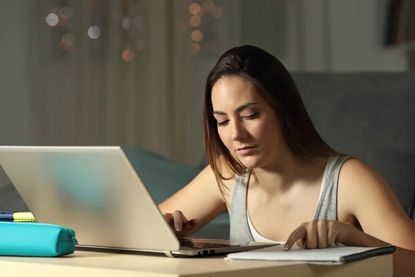 Siswa Membandingkan Catatan Online Dengan Laptop Malam Hari Rumah — Stok Foto