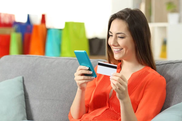 Woman Buying Online Credit Card Cellphone Sitting Couch Living Room — Stock Photo, Image