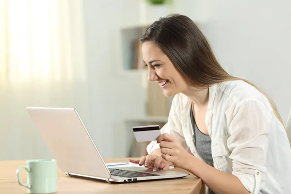 Kobieta Trzyma Karty Kredytowej Płatności Online Laptopa Domu — Zdjęcie stockowe