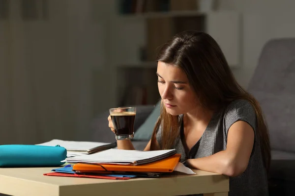 Leergierige Student Studeert Houden Van Een Koffiekopje Nacht Thuis — Stockfoto