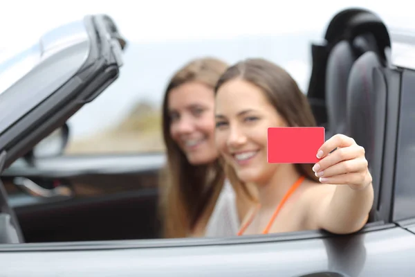Двоє Щасливих Туристів Показують Порожню Кредитну Картку Всередині Кабріолета Автомобіля — стокове фото