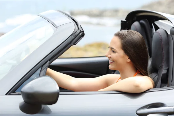 Happy Tourist Driving Convertible Car Summer Vacations — Stock Photo, Image