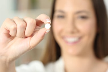 Bir hap gösterilen bir mutlu kadın el yakın çekim