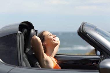 Yaz tatillerini, neşeli Cabrio araba sürücüyü yan görünümü portresi