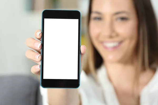 关闭一个快乐的女人手拿着一个空白的智能手机屏幕样机 — 图库照片