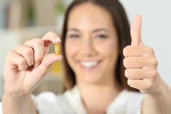 Close Uma Mulher Feliz Mostrando Uma Pílula Vitamina Com Polegares — Fotografia de Stock