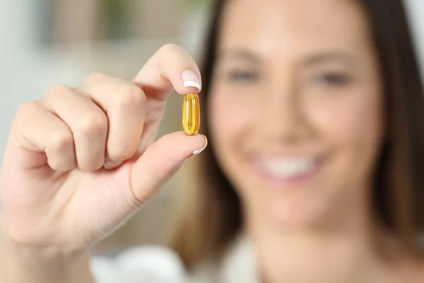 Close Uma Mão Mulher Feliz Mostrando Uma Pílula Suplemento Vitamínico — Fotografia de Stock