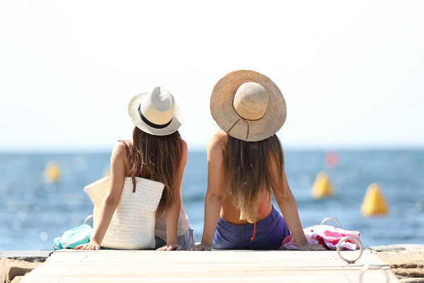 Vue Arrière Deux Touristes Regardant Horizon Sur Mer Vacances Été — Photo