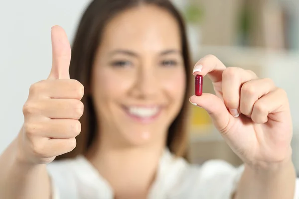 Gros Plan Une Main Femme Heureuse Montrant Une Capsule Médicamenteuse — Photo