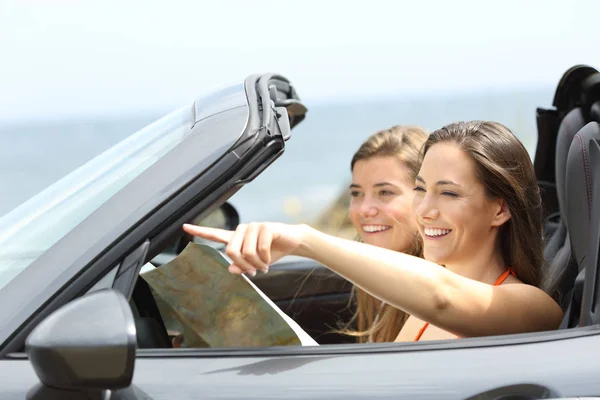 Dos Turistas Felices Una Guía Consultoría Coches Convertibles Señalando Puntos — Foto de Stock