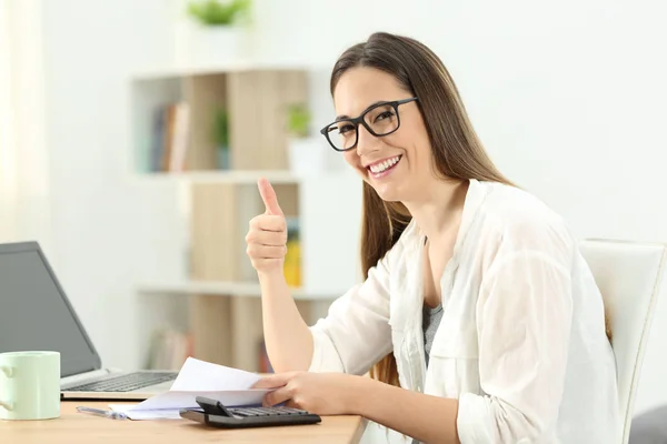 Glückliche Dame Macht Buchhaltung Und Gestikuliert Hause — Stockfoto