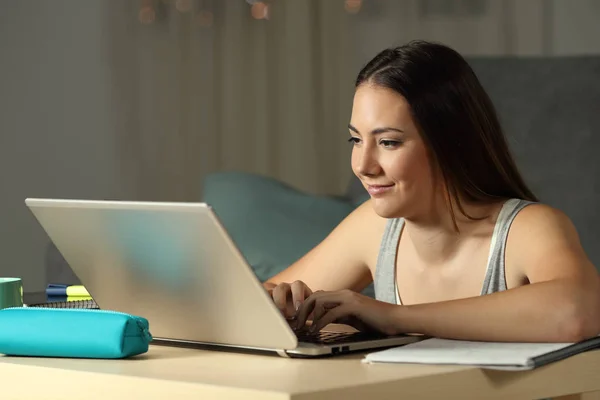 Murid Yang Tersenyum Mengetik Laptop Larut Malam Dengan Duduk Lantai — Stok Foto