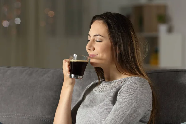 Mulher Desfrutando Uma Xícara Café Noite Sentado Sofá Sala Estar — Fotografia de Stock