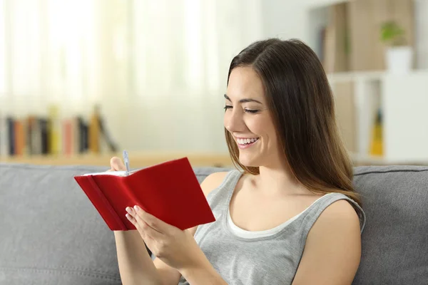 Frau Schreibt Notizen Agenda Oder Tagebuch Sitzt Hause Auf Einer — Stockfoto