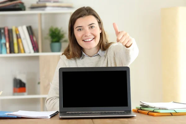 Portrait Étudiant Heureux Montrant Écran Ordinateur Portable Maquillé Avec Les — Photo