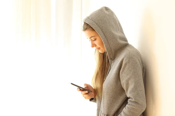 Seitenansicht Porträt Eines Teenagers Der Hause Nachrichten Einem Telefon Liest — Stockfoto