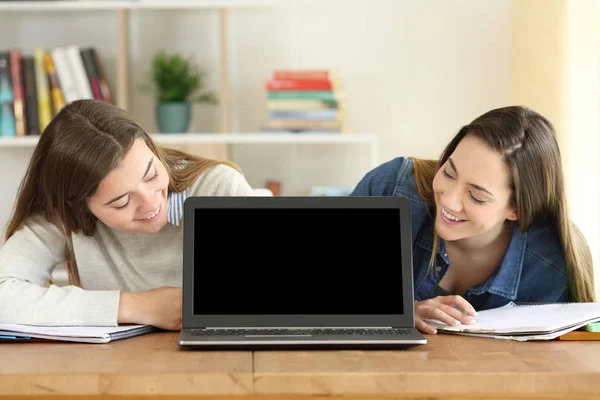 Dos Estudiantes Felices Viendo Una Pantalla Maqueta Portátil Escritorio Casa —  Fotos de Stock