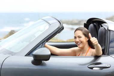 Yaz tatili sürüş kadar baş parmakları Cabrio araba sürücüsü