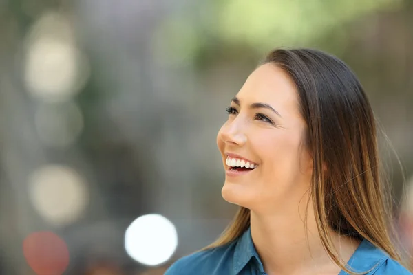 Mujer Belleza Mirando Hacia Lado Calle Con Fondo Borroso — Foto de Stock