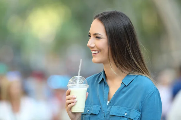 Lycklig Kvinna Håller Smoothie Och Tittar Sidan Gatan — Stockfoto