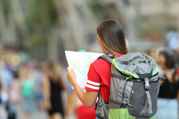 Zadní Pohled Teen Turistické Hledání Umístění Papírové Mapy Ulici — Stock fotografie