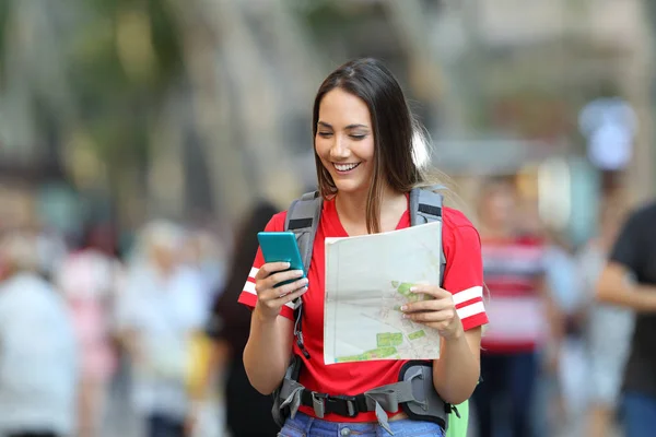 Glad Teenage Turist Söka Destination Online Smart Telefon Promenad Gatan — Stockfoto
