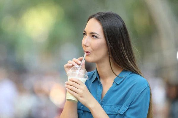 Gelukkige Vrouw Drinken Een Smoothie Kijkend Kant Straat — Stockfoto