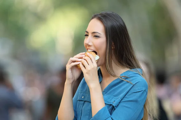 Portret Szczęśliwy Kobiety Jedzenie Hamburgera Spaceru Ulicy — Zdjęcie stockowe