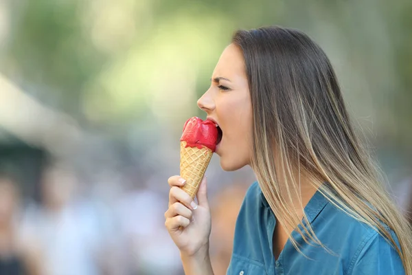 Ritratto Laterale Una Donna Con Ipersensibilità Che Morde Gelato — Foto Stock