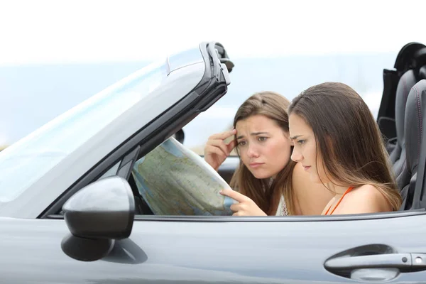 Verloren Toeristen Bestemming Een Convertible Auto Zoeken Zomervakantie — Stockfoto