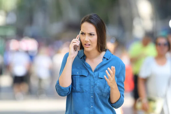 Retrato Una Mujer Enojada Reclamando Por Teléfono Calle — Foto de Stock