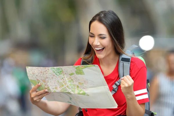 Opgewonden Tiener Toeristische Bestemming Vinden Een Gids Van Papier Straat — Stockfoto