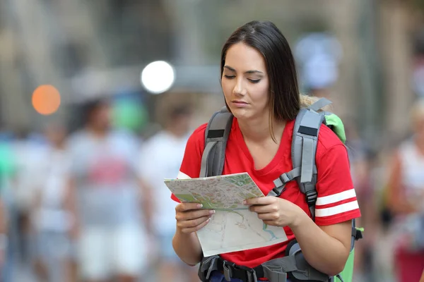 Frustated Adolescente Turista Lendo Mapa Andando Rua — Fotografia de Stock