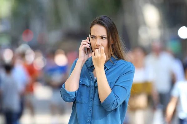 Mujer Nerviosa Mordiendo Clavos Mientras Habla Por Teléfono Calle —  Fotos de Stock