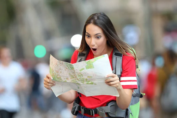 Surprised Teen Tourist Reading Paper Guide Walking Street — Stock Photo, Image